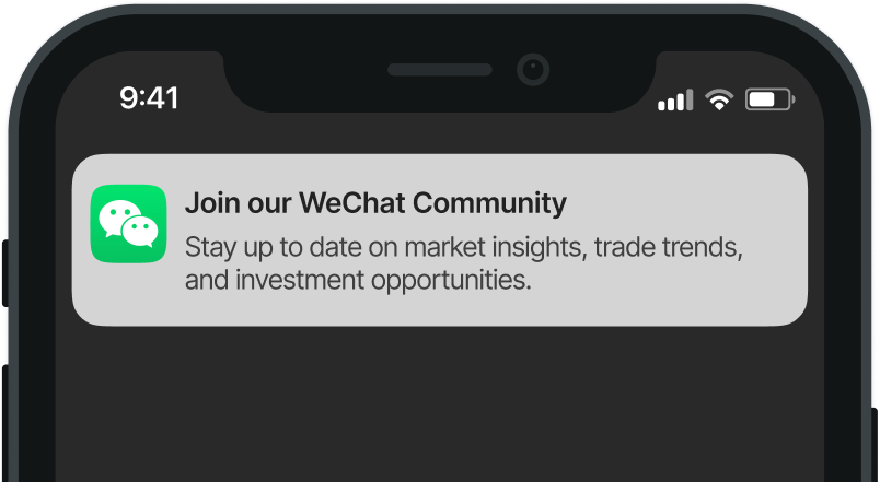 An iPhone notification screen inviting users to join the WeChat community. The Spanish text translates to: "Join our WeChat community. Stay up to date on market analysis, business trends, and investment opportunities."